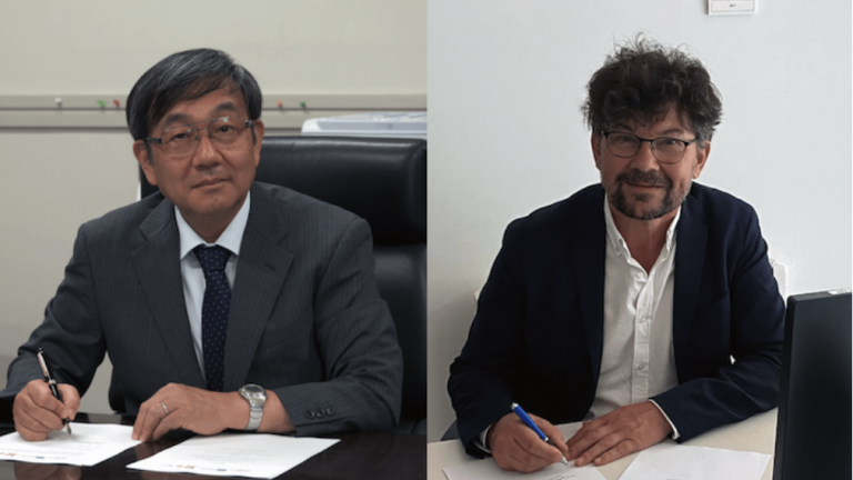 Director del ICRR Masayuki Nakahata (izquierda) y Director del LSC Carlos Pena Garay firmando acuerdo (derecha)